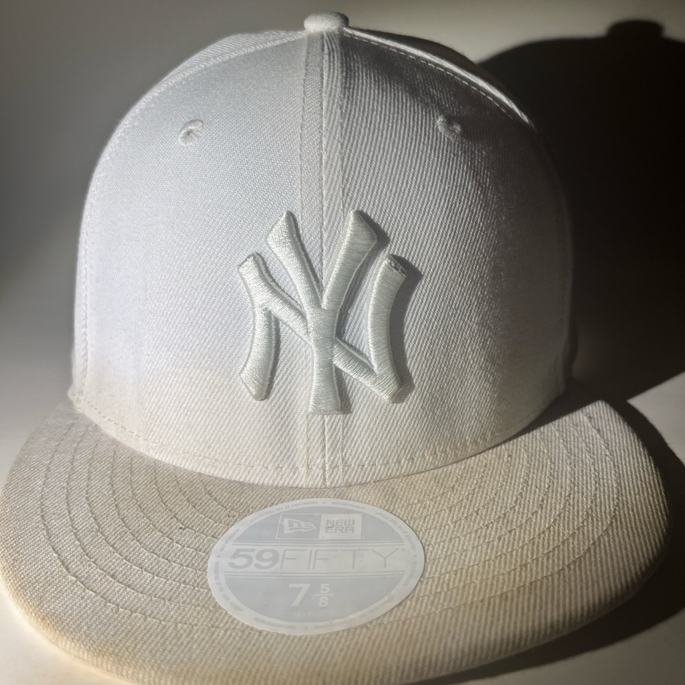 White yankees fitted cap